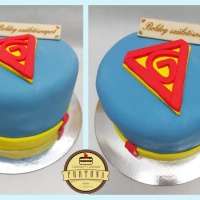 Superman témájú torta, kívül marcipán, belül bármilyen ízben lehet