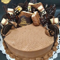 Mascarponés csokoládé torta, csokoládé díszekkel