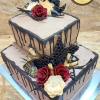 Emeletes tégla torta, csoki díszekkel és ostyavirágokkal (bármilyen ízben)