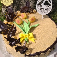 Marcipán tulipánokkal díszített Marlenka torta