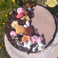 Csokoládé torta csoki díszekkel, makaronokkal, virágokkaL