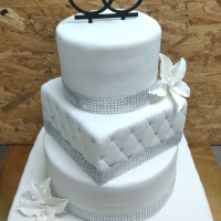 4 emeletes menyasszonyi torta, marcipánnal bevont (fehér), beszúróval, virágokkal, kövekkel,(bármilyen ízben)